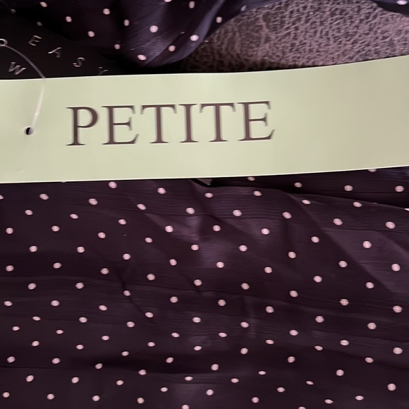 Brand NWT. Navy/ White dot tie sleeve bubble hem blouse. Brand: Sara Michelle - Picture 4 of 5